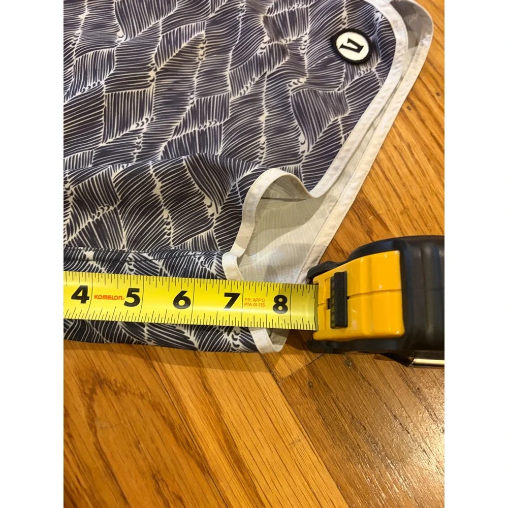 Vuori Cruise Board Shorts Mens Navy Blue White Wave Print 4-Way Stretch V314